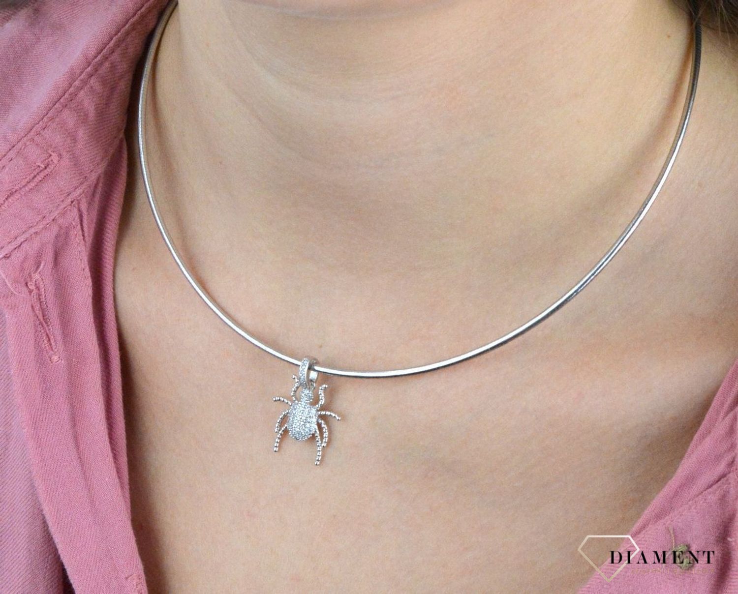 Srebrna zawieszka pająk z cyrkoniami DIA-ZAW-100599 TA-925. Zawieszkę można zestawić z delikatnym łańcuszkiem, dostępnym w naszej ofercie. Zawieszka srebrna to idealny pomysł na prezent dla kobiety..jpg